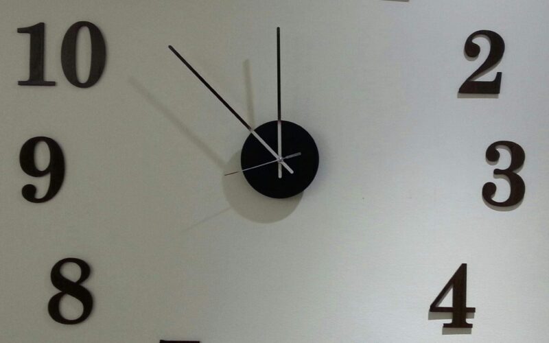 “اظبط ساعتك” موعد تطبيق التوقيت الشتوي وتغيير الساعة في مصر 2023