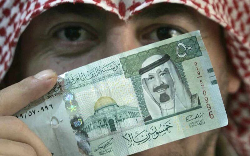 كم باقي على الراتب في السعودية 1445 ربيع الثاني وجدول صرف رواتب القطاع العام