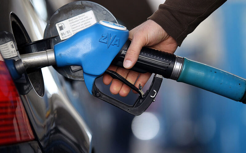تخفيض سعر البنزين في السعودية وسبب انخفاض أرباح “أرامكو” بنسبة 23%