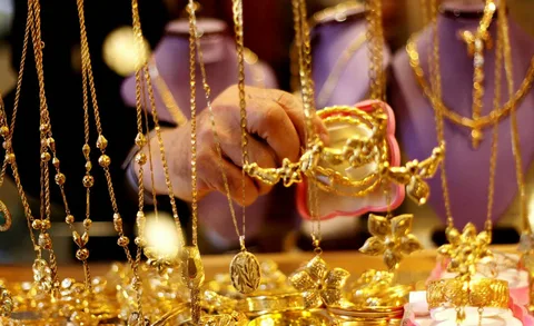 كم أسعار الذهب اليوم في مصر عيار 21 بالمصنعية في محلات الصاغة