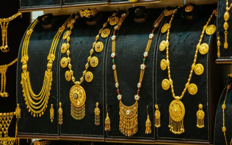 “الذهب يخلف التوقعات ” سعر الذهب اليوم عيار 21 الآن 2023 في مصر بمحلات الصاغة