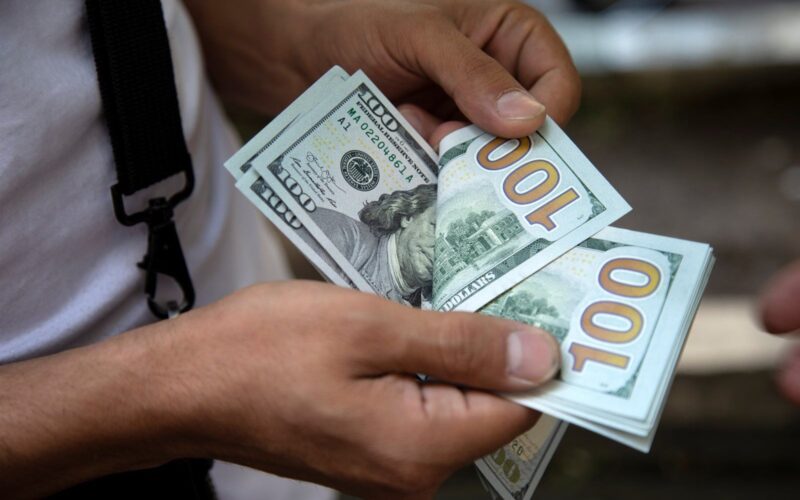 “الدولار طاير” أعلى سعر للدولار اليوم في السوق السوداء والبنوك السبت 20 يناير 2024 في بداية التعاملات