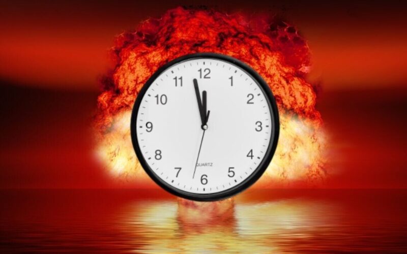 “الجميع يحبس أنفاسه”.. تحريك ساعة يوم القيامة وكارثة عالمية تعمل علي إبادة البشرية