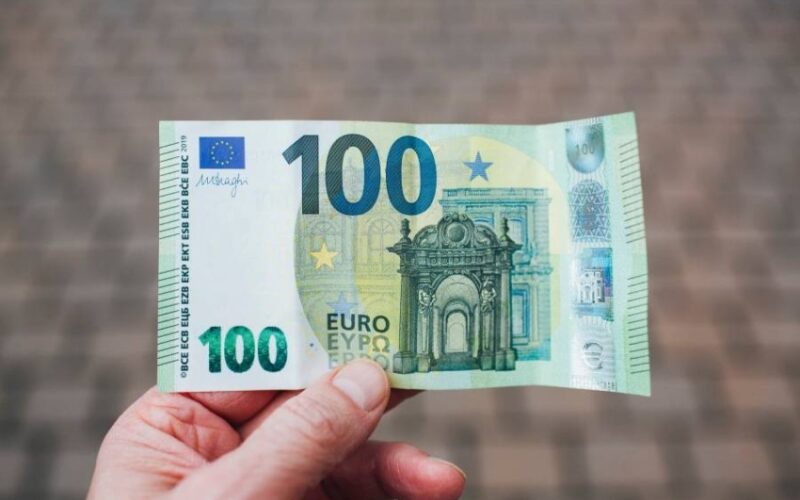 بكم 100 يورو كم ريال سعودي الاثنين 1 يناير 2024 في كل البنوك ومراكز الصرافة