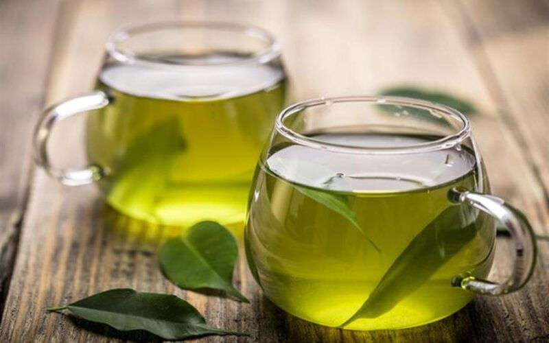 “تعرف على ” فوائد الشاي الأخضر الصحية والتجميلة.. واضرار الافراط من تناوله