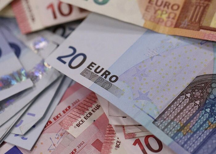 “اليورو عداا الدولار بمراحل” في سعر اليورو اليوم في مصر والسوق السوداء بتاريخ الجمعة 9 فبراير 2024