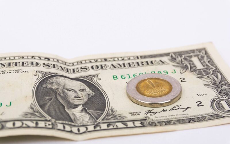 “الأخضر هيتساوي بالأرض” سعر الدولار في السوق الموازية اليوم الاثنين بتاريخ 5 فبراير 2024 بعد رفع سعر الفائدة
