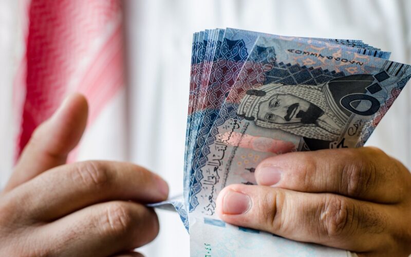 السعودي بيفرح المستثمرين.. سعر الريال السعودي في السوق السوداء اليوم السبت 23 مارس 2024 في منتصف التعاملات