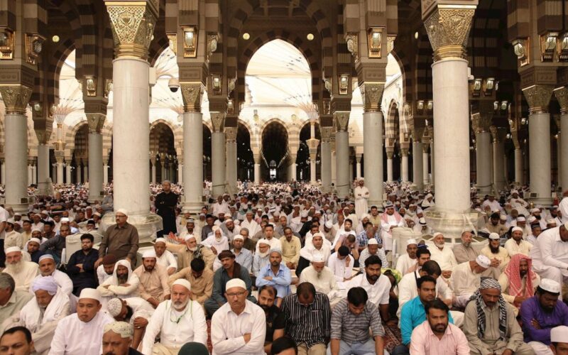 قائمة أئمة الحرم المكي رمضان 1445 والقنوات التي تبث صلاة التراويح مباشرة من المسجد الحرام