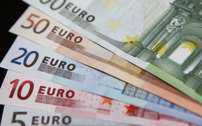 سعر اليورو مقابل الجنيه اليوم الاحد 7/4/2024 في البنوك المصرية والسوق السوداء