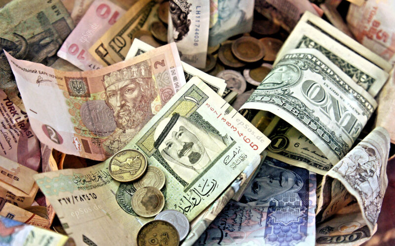 “شراء وبيع” اسعار العملات اليوم في السوق السوداء الخميس 25 ابريل 2024 مقابل الجنيه المصري