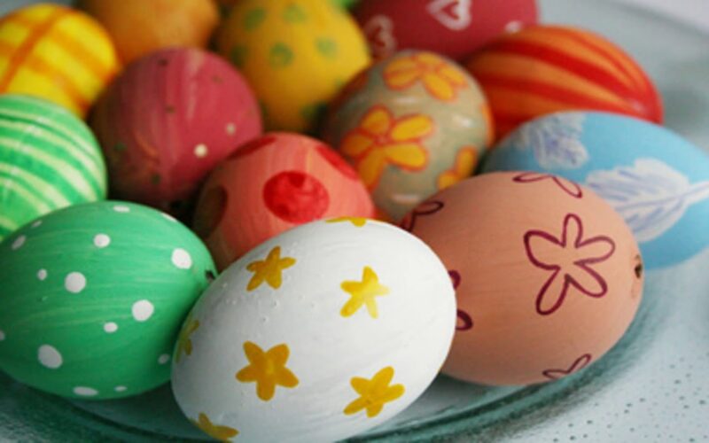 “بألوان طبيعيه صحيه” طرق تلوين البيض بمكونات طبيعيه لعيد الربيع 2024