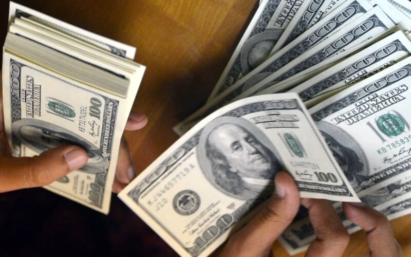 “الدولار يُحطم الاسعار” اعلى سعر للدولار اليوم في السوق السوداء الاحد 23 يونيو 2024 وجميع البنوك المصرية