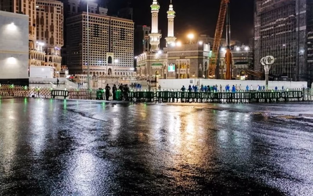 «البيئة» ترصد هطول أمطار في 5 مناطق ومكة المكرمة الأعلى بـ47 ملم